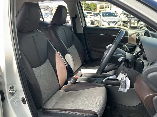 トヨタ ヤリスクロス ハイブリッド 岐阜県 2021(令3)年 4.7万km ホワイトパールクリスタルシャイン 登録時走行距離47090km/純正ディスプレイオーディオ/バックカメラ/クルーズコントロール/ステアリングヒーター/禁煙車/シートヒーター/ハーフレザーシート/ビルトインＥＴＣ/レーンキープアシスト/前後コーナーセンサー/プッシュスタート/スマートキー/スペアキー/電動リアゲート/LEDヘッドライト/オートライト/フォグランプ/オートマチックハイビーム/ドアバイザー/Bluetooth接続/USB入力端子/アイドリングストップ