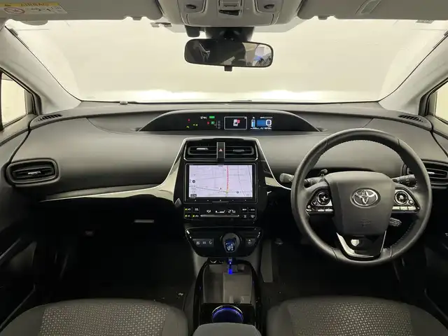 トヨタ プリウス S 富山県 2019(令1)年 5万km スーパーホワイトⅡ ４WD/社外ナビ8インチ【AVIC-CQ911】/（BT/TV/CD/DVD/AM/FM）/フルセグTV/バックカメラ/衝突軽減ブレーキ/アダプティブクルーズコントロール/レーンキープアシスト/コーナーセンサー/オートマチックハイビーム/ETC/スマートキー×２/プッシュスタート/純正フロアマット/ドアバイザー/LEDヘッドライト