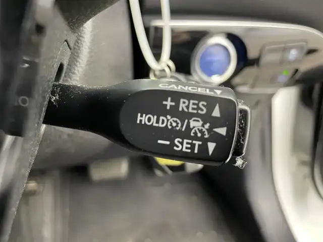 トヨタ プリウス S 富山県 2019(令1)年 5万km スーパーホワイトⅡ ４WD/社外ナビ8インチ【AVIC-CQ911】/（BT/TV/CD/DVD/AM/FM）/フルセグTV/バックカメラ/衝突軽減ブレーキ/アダプティブクルーズコントロール/レーンキープアシスト/コーナーセンサー/オートマチックハイビーム/ETC/スマートキー×２/プッシュスタート/純正フロアマット/ドアバイザー/LEDヘッドライト