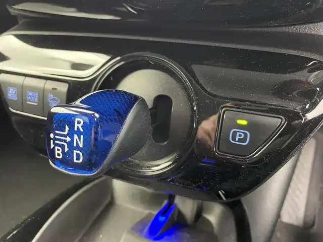 トヨタ プリウス S 富山県 2019(令1)年 5万km スーパーホワイトⅡ ４WD/社外ナビ8インチ【AVIC-CQ911】/（BT/TV/CD/DVD/AM/FM）/フルセグTV/バックカメラ/衝突軽減ブレーキ/アダプティブクルーズコントロール/レーンキープアシスト/コーナーセンサー/オートマチックハイビーム/ETC/スマートキー×２/プッシュスタート/純正フロアマット/ドアバイザー/LEDヘッドライト