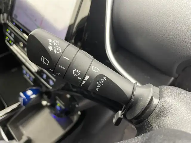 トヨタ プリウス S 富山県 2019(令1)年 5万km スーパーホワイトⅡ ４WD/社外ナビ8インチ【AVIC-CQ911】/（BT/TV/CD/DVD/AM/FM）/フルセグTV/バックカメラ/衝突軽減ブレーキ/アダプティブクルーズコントロール/レーンキープアシスト/コーナーセンサー/オートマチックハイビーム/ETC/スマートキー×２/プッシュスタート/純正フロアマット/ドアバイザー/LEDヘッドライト