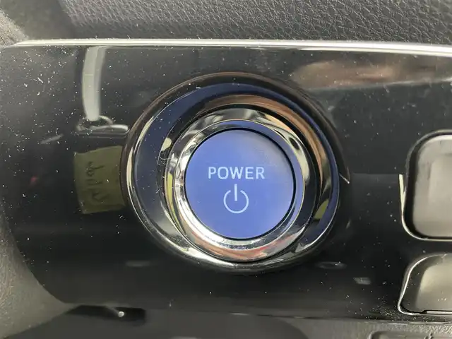 トヨタ プリウス S 富山県 2019(令1)年 5万km スーパーホワイトⅡ ４WD/社外ナビ8インチ【AVIC-CQ911】/（BT/TV/CD/DVD/AM/FM）/フルセグTV/バックカメラ/衝突軽減ブレーキ/アダプティブクルーズコントロール/レーンキープアシスト/コーナーセンサー/オートマチックハイビーム/ETC/スマートキー×２/プッシュスタート/純正フロアマット/ドアバイザー/LEDヘッドライト