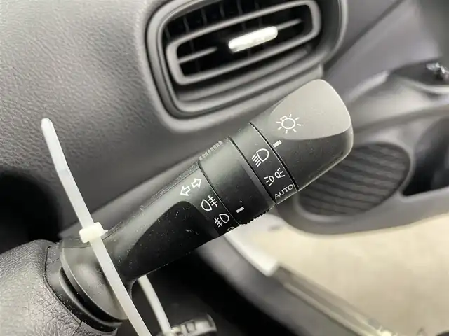 トヨタ プリウス S 富山県 2019(令1)年 5万km スーパーホワイトⅡ ４WD/社外ナビ8インチ【AVIC-CQ911】/（BT/TV/CD/DVD/AM/FM）/フルセグTV/バックカメラ/衝突軽減ブレーキ/アダプティブクルーズコントロール/レーンキープアシスト/コーナーセンサー/オートマチックハイビーム/ETC/スマートキー×２/プッシュスタート/純正フロアマット/ドアバイザー/LEDヘッドライト