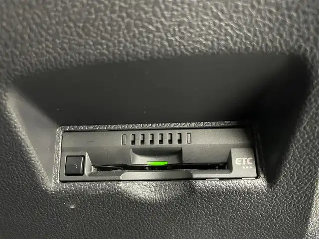 トヨタ プリウス S 富山県 2019(令1)年 5万km スーパーホワイトⅡ ４WD/社外ナビ8インチ【AVIC-CQ911】/（BT/TV/CD/DVD/AM/FM）/フルセグTV/バックカメラ/衝突軽減ブレーキ/アダプティブクルーズコントロール/レーンキープアシスト/コーナーセンサー/オートマチックハイビーム/ETC/スマートキー×２/プッシュスタート/純正フロアマット/ドアバイザー/LEDヘッドライト