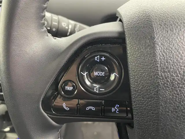 トヨタ プリウス S 富山県 2019(令1)年 5万km スーパーホワイトⅡ ４WD/社外ナビ8インチ【AVIC-CQ911】/（BT/TV/CD/DVD/AM/FM）/フルセグTV/バックカメラ/衝突軽減ブレーキ/アダプティブクルーズコントロール/レーンキープアシスト/コーナーセンサー/オートマチックハイビーム/ETC/スマートキー×２/プッシュスタート/純正フロアマット/ドアバイザー/LEDヘッドライト