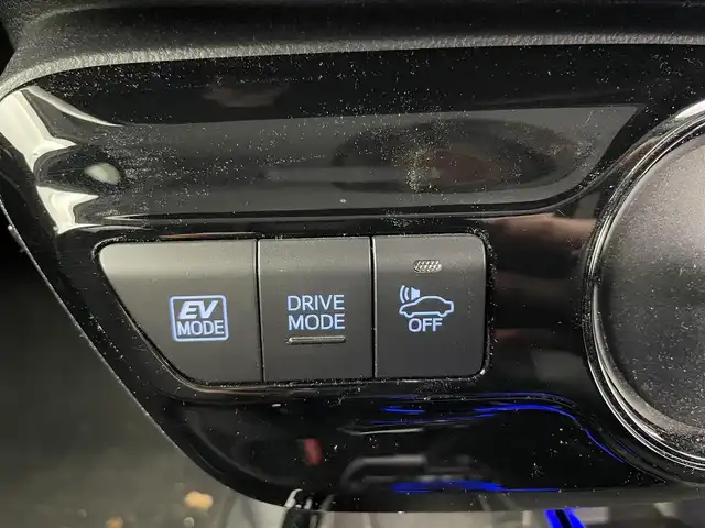 トヨタ プリウス S 富山県 2019(令1)年 5万km スーパーホワイトⅡ ４WD/社外ナビ8インチ【AVIC-CQ911】/（BT/TV/CD/DVD/AM/FM）/フルセグTV/バックカメラ/衝突軽減ブレーキ/アダプティブクルーズコントロール/レーンキープアシスト/コーナーセンサー/オートマチックハイビーム/ETC/スマートキー×２/プッシュスタート/純正フロアマット/ドアバイザー/LEDヘッドライト