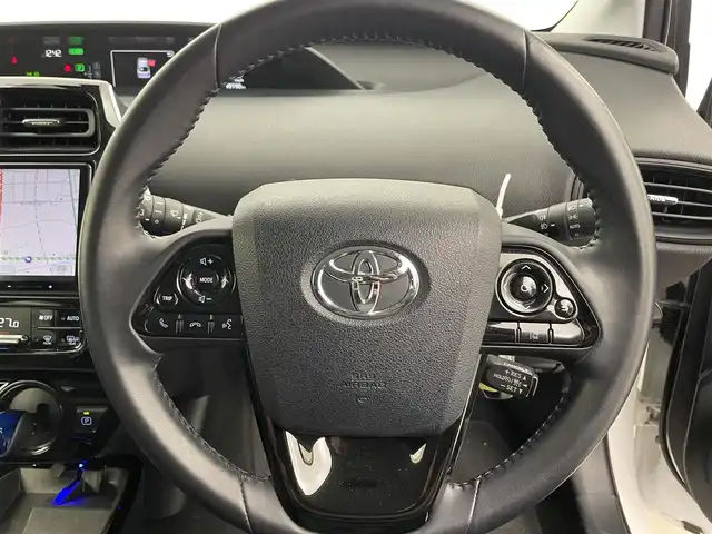 トヨタ プリウス S 富山県 2019(令1)年 5万km スーパーホワイトⅡ ４WD/社外ナビ8インチ【AVIC-CQ911】/（BT/TV/CD/DVD/AM/FM）/フルセグTV/バックカメラ/衝突軽減ブレーキ/アダプティブクルーズコントロール/レーンキープアシスト/コーナーセンサー/オートマチックハイビーム/ETC/スマートキー×２/プッシュスタート/純正フロアマット/ドアバイザー/LEDヘッドライト