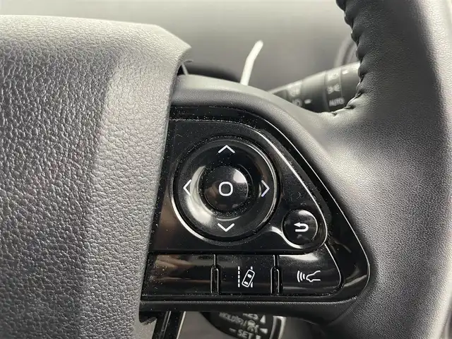 トヨタ プリウス S 富山県 2019(令1)年 5万km スーパーホワイトⅡ ４WD/社外ナビ8インチ【AVIC-CQ911】/（BT/TV/CD/DVD/AM/FM）/フルセグTV/バックカメラ/衝突軽減ブレーキ/アダプティブクルーズコントロール/レーンキープアシスト/コーナーセンサー/オートマチックハイビーム/ETC/スマートキー×２/プッシュスタート/純正フロアマット/ドアバイザー/LEDヘッドライト