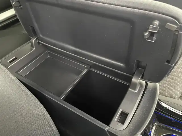 トヨタ プリウス S 富山県 2019(令1)年 5万km スーパーホワイトⅡ ４WD/社外ナビ8インチ【AVIC-CQ911】/（BT/TV/CD/DVD/AM/FM）/フルセグTV/バックカメラ/衝突軽減ブレーキ/アダプティブクルーズコントロール/レーンキープアシスト/コーナーセンサー/オートマチックハイビーム/ETC/スマートキー×２/プッシュスタート/純正フロアマット/ドアバイザー/LEDヘッドライト