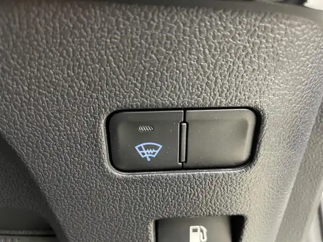 トヨタ プリウス S 富山県 2019(令1)年 5万km スーパーホワイトⅡ ４WD/社外ナビ8インチ【AVIC-CQ911】/（BT/TV/CD/DVD/AM/FM）/フルセグTV/バックカメラ/衝突軽減ブレーキ/アダプティブクルーズコントロール/レーンキープアシスト/コーナーセンサー/オートマチックハイビーム/ETC/スマートキー×２/プッシュスタート/純正フロアマット/ドアバイザー/LEDヘッドライト