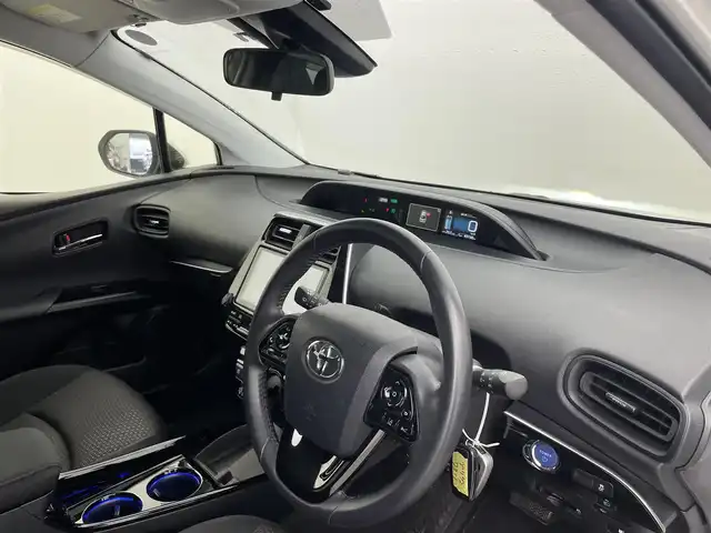 トヨタ プリウス S 富山県 2019(令1)年 5万km スーパーホワイトⅡ ４WD/社外ナビ8インチ【AVIC-CQ911】/（BT/TV/CD/DVD/AM/FM）/フルセグTV/バックカメラ/衝突軽減ブレーキ/アダプティブクルーズコントロール/レーンキープアシスト/コーナーセンサー/オートマチックハイビーム/ETC/スマートキー×２/プッシュスタート/純正フロアマット/ドアバイザー/LEDヘッドライト