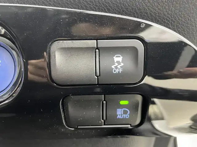 トヨタ プリウス S 富山県 2019(令1)年 5万km スーパーホワイトⅡ ４WD/社外ナビ8インチ【AVIC-CQ911】/（BT/TV/CD/DVD/AM/FM）/フルセグTV/バックカメラ/衝突軽減ブレーキ/アダプティブクルーズコントロール/レーンキープアシスト/コーナーセンサー/オートマチックハイビーム/ETC/スマートキー×２/プッシュスタート/純正フロアマット/ドアバイザー/LEDヘッドライト