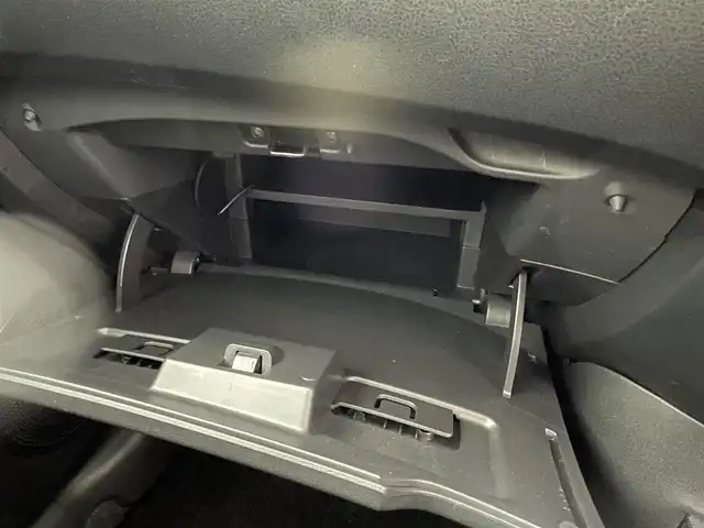 日産 ノート X エマージェンシーブレーキ 群馬県 2014(平26)年 1.8万km ブリリアントシルバー 衝突被害軽減ブレーキ　純正７インチナビ　スマートキー　プッシュスタート　横滑り防止装置　盗難防止装置　純正フロアマット　パワーステアリング　パワーウィンドウ　ＡＢＳ　アイドリングストップ　禁煙車