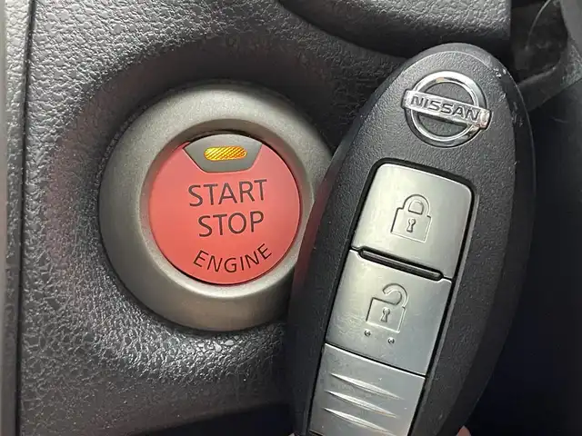 日産 ノート X エマージェンシーブレーキ 群馬県 2014(平26)年 1.8万km ブリリアントシルバー 衝突被害軽減ブレーキ　純正７インチナビ　スマートキー　プッシュスタート　横滑り防止装置　盗難防止装置　純正フロアマット　パワーステアリング　パワーウィンドウ　ＡＢＳ　アイドリングストップ　禁煙車