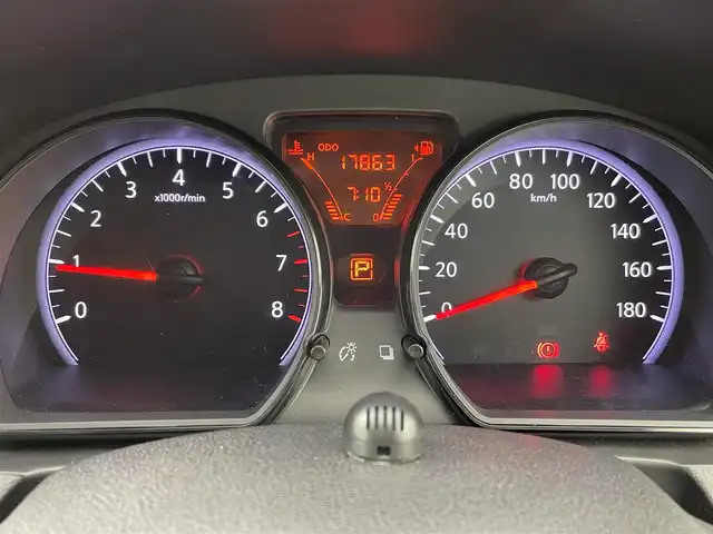 日産 ノート X エマージェンシーブレーキ 群馬県 2014(平26)年 1.8万km ブリリアントシルバー 衝突被害軽減ブレーキ　純正７インチナビ　スマートキー　プッシュスタート　横滑り防止装置　盗難防止装置　純正フロアマット　パワーステアリング　パワーウィンドウ　ＡＢＳ　アイドリングストップ　禁煙車