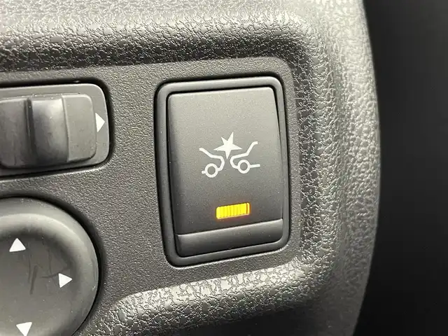 日産 ノート X エマージェンシーブレーキ 群馬県 2014(平26)年 1.8万km ブリリアントシルバー 衝突被害軽減ブレーキ　純正７インチナビ　スマートキー　プッシュスタート　横滑り防止装置　盗難防止装置　純正フロアマット　パワーステアリング　パワーウィンドウ　ＡＢＳ　アイドリングストップ　禁煙車