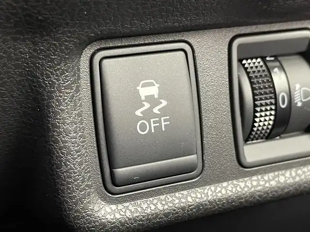 日産 ノート X エマージェンシーブレーキ 群馬県 2014(平26)年 1.8万km ブリリアントシルバー 衝突被害軽減ブレーキ　純正７インチナビ　スマートキー　プッシュスタート　横滑り防止装置　盗難防止装置　純正フロアマット　パワーステアリング　パワーウィンドウ　ＡＢＳ　アイドリングストップ　禁煙車