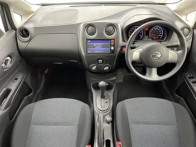 日産 ノート X エマージェンシーブレーキ 群馬県 2014(平26)年 1.8万km ブリリアントシルバー 衝突被害軽減ブレーキ　純正７インチナビ　スマートキー　プッシュスタート　横滑り防止装置　盗難防止装置　純正フロアマット　パワーステアリング　パワーウィンドウ　ＡＢＳ　アイドリングストップ　禁煙車