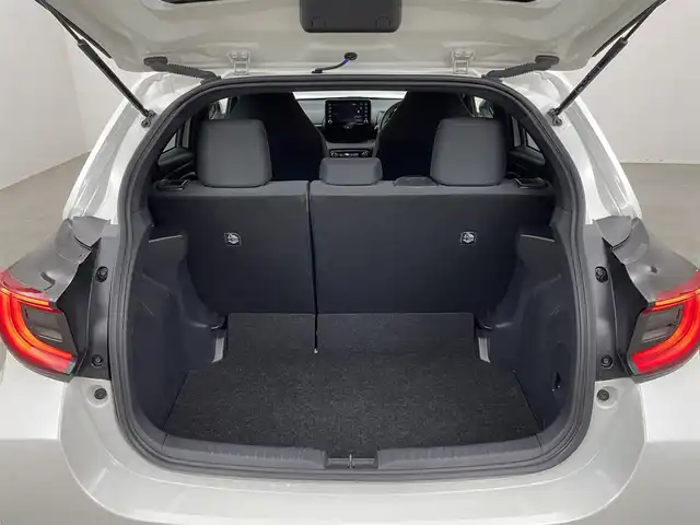 トヨタ ヤリス ハイブリッド G 埼玉県 2020(令2)年 6.1万km ホワイトパールクリスタルシャイン 純正８インチディスプレイオーディオ　パノラミックビューモニター　ＢＳＭ　ビルトインＥＴＣ２．０　前後ドライブレコーダー　セーフティセンス　レーダークルーズコントロール　オートハイビーム　ＬＥＤライト