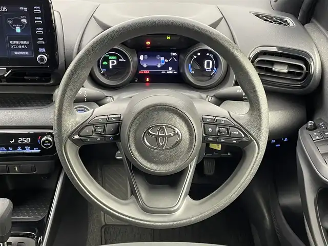 トヨタ ヤリス ハイブリッド G 埼玉県 2020(令2)年 6.1万km ホワイトパールクリスタルシャイン 純正８インチディスプレイオーディオ　パノラミックビューモニター　ＢＳＭ　ビルトインＥＴＣ２．０　前後ドライブレコーダー　セーフティセンス　レーダークルーズコントロール　オートハイビーム　ＬＥＤライト