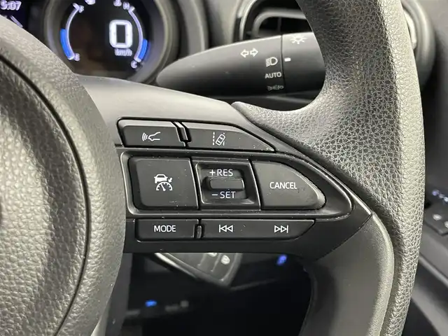 トヨタ ヤリス ハイブリッド G 埼玉県 2020(令2)年 6.1万km ホワイトパールクリスタルシャイン 純正８インチディスプレイオーディオ　パノラミックビューモニター　ＢＳＭ　ビルトインＥＴＣ２．０　前後ドライブレコーダー　セーフティセンス　レーダークルーズコントロール　オートハイビーム　ＬＥＤライト