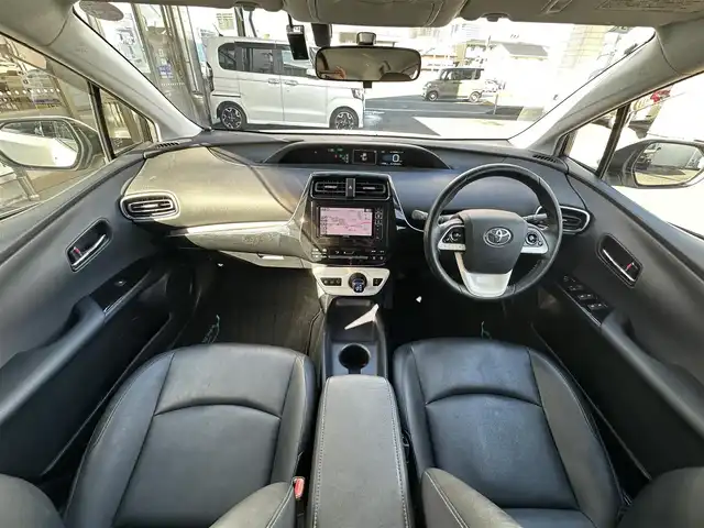 トヨタ プリウス S ツーリングセレクション 滋賀県 2016(平28)年 13.6万km スーパーホワイトⅡ (株)IDOMが運営する【じしゃロン草津店】の自社ローン対象車両になります。こちらは現金ご利用時の価格です。自社ローンご希望の方は別途その旨お申付け下さい。