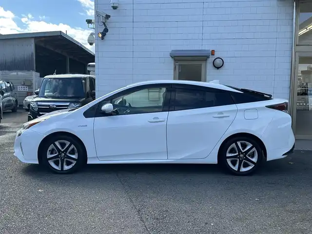 トヨタ プリウス S ツーリングセレクション 滋賀県 2016(平28)年 13.6万km スーパーホワイトⅡ (株)IDOMが運営する【じしゃロン草津店】の自社ローン対象車両になります。こちらは現金ご利用時の価格です。自社ローンご希望の方は別途その旨お申付け下さい。