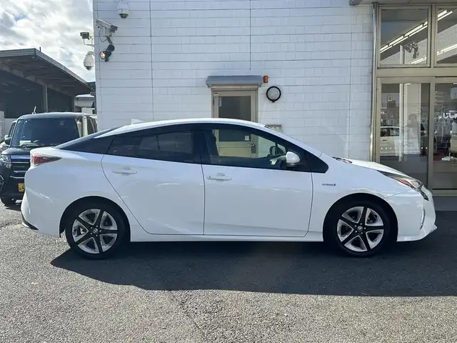 トヨタ プリウス S ツーリングセレクション 滋賀県 2016(平28)年 13.6万km スーパーホワイトⅡ (株)IDOMが運営する【じしゃロン草津店】の自社ローン対象車両になります。こちらは現金ご利用時の価格です。自社ローンご希望の方は別途その旨お申付け下さい。