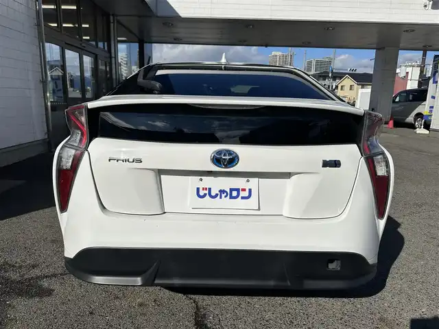 トヨタ プリウス S ツーリングセレクション 滋賀県 2016(平28)年 13.6万km スーパーホワイトⅡ (株)IDOMが運営する【じしゃロン草津店】の自社ローン対象車両になります。こちらは現金ご利用時の価格です。自社ローンご希望の方は別途その旨お申付け下さい。