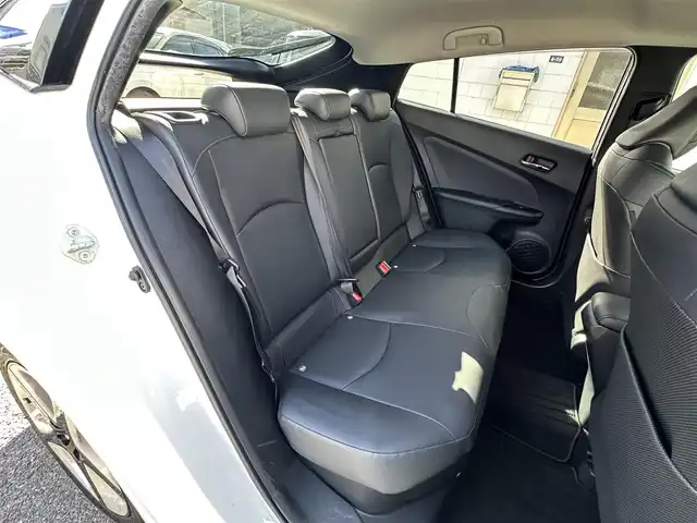 トヨタ プリウス S ツーリングセレクション 滋賀県 2016(平28)年 13.6万km スーパーホワイトⅡ (株)IDOMが運営する【じしゃロン草津店】の自社ローン対象車両になります。こちらは現金ご利用時の価格です。自社ローンご希望の方は別途その旨お申付け下さい。