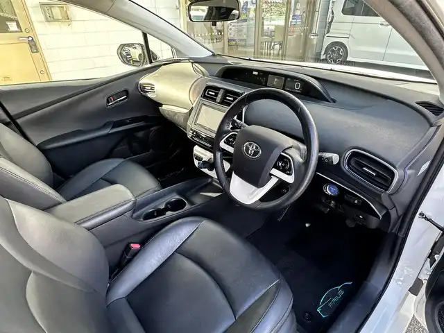 トヨタ プリウス S ツーリングセレクション 滋賀県 2016(平28)年 13.6万km スーパーホワイトⅡ (株)IDOMが運営する【じしゃロン草津店】の自社ローン対象車両になります。こちらは現金ご利用時の価格です。自社ローンご希望の方は別途その旨お申付け下さい。