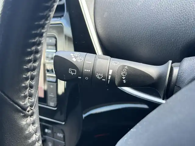 トヨタ プリウス S ツーリングセレクション 滋賀県 2016(平28)年 13.6万km スーパーホワイトⅡ (株)IDOMが運営する【じしゃロン草津店】の自社ローン対象車両になります。こちらは現金ご利用時の価格です。自社ローンご希望の方は別途その旨お申付け下さい。