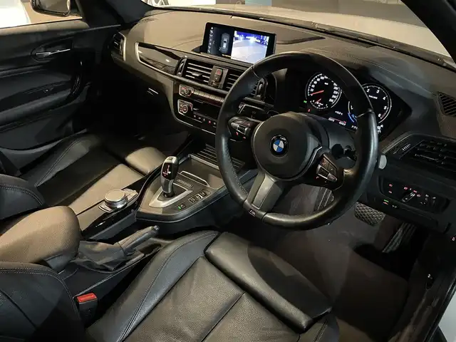 ＢＭＷ １１８ｄ Mスポーツ エディションシャドー 茨城県 2019(令1)年 2.6万km アルピンホワイトⅢ インテリジェントセーフティ/PDC/コンフォートアクセス/iDriveナビ/社外フルセグTV/前席パワーシート/前席シートヒーター/アンビエントライト/バックカメラ/ミラー一体型ETC2.0/ダークカラーLEDヘッドライト/ブラックカラー18インチ純正アルミ