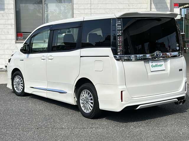 トヨタ ヴォクシー ハイブリッド V 埼玉県 2015(平27)年 11.9万km ホワイトパールクリスタルシャイン 純正ナビ　　DVD/BT/SD/USB/CD/ETC　/ドラレコ　/両側電動ドア　/シートヒーター　/フルセグ　/TRC/オートライト/電格ミラー/クルコン/バックカメラ　/Pスタート