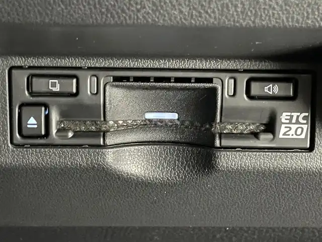 トヨタ アルファードハイブリット Z 滋賀県 2025(令7)年 0.4万km ブラック 禁煙車/純正ナビ/（Miracast/Bluetooth/USB/HDMI/フルセグTV）/パノラミックビューモニター/純正フリップダウンモニター/ツインムーンルーフ/ビルトインETC/デジタルインナーミラー/パワーバックドア/両側電動スライドドア/プリクラッシュセーフティー/レーンディパーチャーアラート/プロアクティブドライビングアシスト/ロードサインアシスト/リヤクロストラフィックアラート/ブラインドスポットモニター/パーキングサポートブレーキ/後方車両接近告知/クリアランスソナー/安心降車アシスト/レザーシート/パワーシート/シートヒーター/ベンチレーション/D席シートメモリー/LEDヘッドライト/フォグランプ/オートヘッドライト/オートマチックハイビーム/革巻きステアリング/レーダークルーズコントロール/ステアリングヒーター/ステアリングリモコン/電動パーキングブレーキ/オートホールドブレーキ/USB充電/置くだけ充電/スペアキー/純正アルミホイール/純正ドアバイザー/AC100V/リアロールサンシェイド