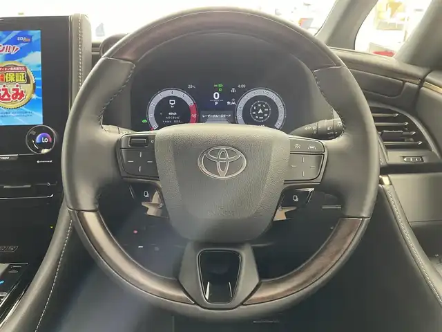 トヨタ アルファードハイブリット Z 滋賀県 2025(令7)年 0.4万km ブラック 禁煙車/純正ナビ/（Miracast/Bluetooth/USB/HDMI/フルセグTV）/パノラミックビューモニター/純正フリップダウンモニター/ツインムーンルーフ/ビルトインETC/デジタルインナーミラー/パワーバックドア/両側電動スライドドア/プリクラッシュセーフティー/レーンディパーチャーアラート/プロアクティブドライビングアシスト/ロードサインアシスト/リヤクロストラフィックアラート/ブラインドスポットモニター/パーキングサポートブレーキ/後方車両接近告知/クリアランスソナー/安心降車アシスト/レザーシート/パワーシート/シートヒーター/ベンチレーション/D席シートメモリー/LEDヘッドライト/フォグランプ/オートヘッドライト/オートマチックハイビーム/革巻きステアリング/レーダークルーズコントロール/ステアリングヒーター/ステアリングリモコン/電動パーキングブレーキ/オートホールドブレーキ/USB充電/置くだけ充電/スペアキー/純正アルミホイール/純正ドアバイザー/AC100V/リアロールサンシェイド