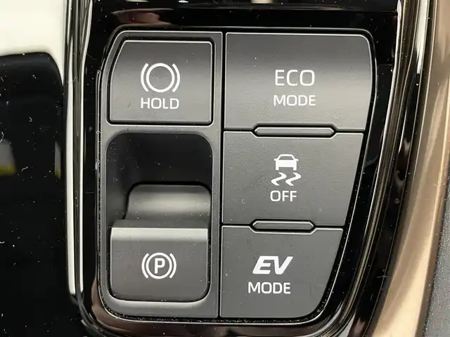 トヨタ アルファードハイブリット Z 滋賀県 2025(令7)年 0.4万km ブラック 禁煙車/純正ナビ/（Miracast/Bluetooth/USB/HDMI/フルセグTV）/パノラミックビューモニター/純正フリップダウンモニター/ツインムーンルーフ/ビルトインETC/デジタルインナーミラー/パワーバックドア/両側電動スライドドア/プリクラッシュセーフティー/レーンディパーチャーアラート/プロアクティブドライビングアシスト/ロードサインアシスト/リヤクロストラフィックアラート/ブラインドスポットモニター/パーキングサポートブレーキ/後方車両接近告知/クリアランスソナー/安心降車アシスト/レザーシート/パワーシート/シートヒーター/ベンチレーション/D席シートメモリー/LEDヘッドライト/フォグランプ/オートヘッドライト/オートマチックハイビーム/革巻きステアリング/レーダークルーズコントロール/ステアリングヒーター/ステアリングリモコン/電動パーキングブレーキ/オートホールドブレーキ/USB充電/置くだけ充電/スペアキー/純正アルミホイール/純正ドアバイザー/AC100V/リアロールサンシェイド