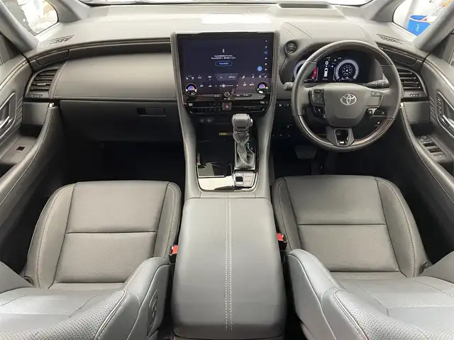 トヨタ アルファードハイブリット Z 滋賀県 2025(令7)年 0.4万km ブラック 禁煙車/純正ナビ/（Miracast/Bluetooth/USB/HDMI/フルセグTV）/パノラミックビューモニター/純正フリップダウンモニター/ツインムーンルーフ/ビルトインETC/デジタルインナーミラー/パワーバックドア/両側電動スライドドア/プリクラッシュセーフティー/レーンディパーチャーアラート/プロアクティブドライビングアシスト/ロードサインアシスト/リヤクロストラフィックアラート/ブラインドスポットモニター/パーキングサポートブレーキ/後方車両接近告知/クリアランスソナー/安心降車アシスト/レザーシート/パワーシート/シートヒーター/ベンチレーション/D席シートメモリー/LEDヘッドライト/フォグランプ/オートヘッドライト/オートマチックハイビーム/革巻きステアリング/レーダークルーズコントロール/ステアリングヒーター/ステアリングリモコン/電動パーキングブレーキ/オートホールドブレーキ/USB充電/置くだけ充電/スペアキー/純正アルミホイール/純正ドアバイザー/AC100V/リアロールサンシェイド