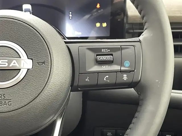 日産 セレナ e－パワー ハイウェイスター V 熊本県 2025(令7)年 0.1万km未満 ダイヤモンドブラック 登録済未使用車/純正１２．３インチナビ（BT・フルセグ・USB・HDMI）/全周囲カメラ　/純正前方ドライブレコーダー　/ビルトインＥＴＣ２．０　/レーダークルーズコントロール/両側パワースライドドア　/前後クリアランスソナー/プロパイロット/インテリジェントエマージェンシーブレーキ/ヒルスタートアシスト/前方衝突予測警報/衝突回避ステアリングアシスト/車線逸脱防止支援システム/車線逸脱警報/後退時車両検知警報/ふらつき警報機能/踏み間違い衝突防止アシスト/標識認識機能/車両接近通報装置/横滑り防止/ブラインドスポットモニター/置くだけ充電/純正１６インチAW/オートライト/オートマチックハイビーム/LEDヘッドライト/フォグライト/スマートキー/プッシュスタート/スペアキー1本