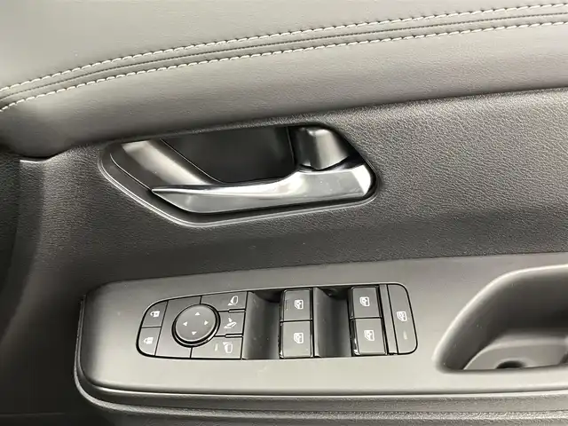 日産 セレナ e－パワー ハイウェイスター V 熊本県 2025(令7)年 0.1万km未満 ダイヤモンドブラック 登録済未使用車/純正１２．３インチナビ（BT・フルセグ・USB・HDMI）/全周囲カメラ　/純正前方ドライブレコーダー　/ビルトインＥＴＣ２．０　/レーダークルーズコントロール/両側パワースライドドア　/前後クリアランスソナー/プロパイロット/インテリジェントエマージェンシーブレーキ/ヒルスタートアシスト/前方衝突予測警報/衝突回避ステアリングアシスト/車線逸脱防止支援システム/車線逸脱警報/後退時車両検知警報/ふらつき警報機能/踏み間違い衝突防止アシスト/標識認識機能/車両接近通報装置/横滑り防止/ブラインドスポットモニター/置くだけ充電/純正１６インチAW/オートライト/オートマチックハイビーム/LEDヘッドライト/フォグライト/スマートキー/プッシュスタート/スペアキー1本