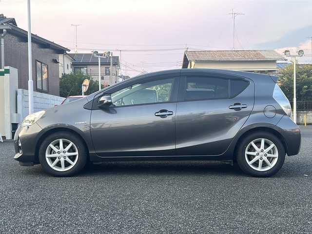 トヨタ アクア G 茨城県 2012(平24)年 12.2万km グレーメタリック ワンセクTVナビ（CN-RA05WD）/（Bluetooth/iPod/USB）/純正15インチアルミホイール/純正フロアマット/シートヒーター/ドライブレコーダー/ETC/スマートキー/保証書/取説書