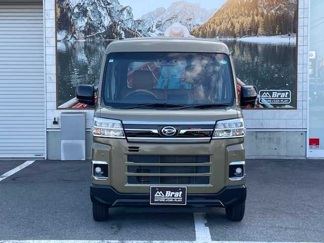 ダイハツ アトレー バン RS 長野県 2024(令6)年 4.7万km オフビートカーキM 4WDターボオートマ/両側パワースライドドア/シートカバー/ウッド調コンビステアリング/9インチディスプレイオーディオ/Bluetooth/フルセグTV/バックカメラ/ETC/ドライブレコーダー/アイドリングストップ/コーナーセンサー/衝突被害軽減システム/横滑り防止/追従機能付きクルーズコントロール/オートマチックハイビーム/純正ホイール/ドアバイザー/フロアマット/スマートキー/プッシュスタート/スペアキー１本/保証書/取扱説明書
