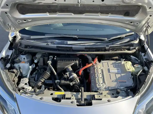 日産 ノート e－パワー X 群馬県 2018(平30)年 4.1万km アルティメイトメタルシルバー 純正ＳＤナビ　/フルセグ　/Ｂｌｕｅｔｏｏｔｈ　/前方ドライブレコーダー　/前後コーナーセンサー　/ヒーターミラ　/パワーステアリング　/ＬＥＤヘッドライト　/純正フロアマット　/電動格納ミラー　/ステアリングスイッチ