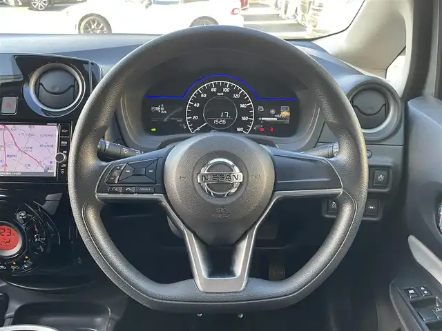 日産 ノート e－パワー X 群馬県 2018(平30)年 4.1万km アルティメイトメタルシルバー 純正ＳＤナビ　/フルセグ　/Ｂｌｕｅｔｏｏｔｈ　/前方ドライブレコーダー　/前後コーナーセンサー　/ヒーターミラ　/パワーステアリング　/ＬＥＤヘッドライト　/純正フロアマット　/電動格納ミラー　/ステアリングスイッチ