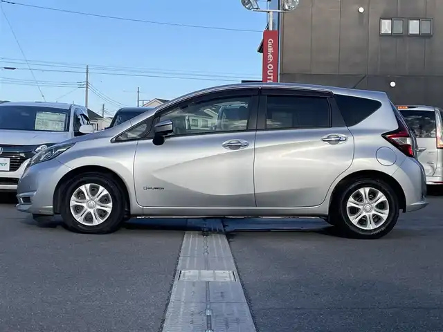 日産 ノート e－パワー X 群馬県 2018(平30)年 4.1万km アルティメイトメタルシルバー 純正ＳＤナビ　/フルセグ　/Ｂｌｕｅｔｏｏｔｈ　/前方ドライブレコーダー　/前後コーナーセンサー　/ヒーターミラ　/パワーステアリング　/ＬＥＤヘッドライト　/純正フロアマット　/電動格納ミラー　/ステアリングスイッチ