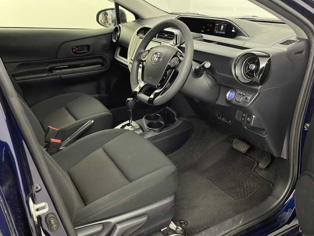 トヨタ アクア S スタイルブラック 埼玉県 2019(令1)年 0.9万km ダークブルーマイカ 純正9型SDナビ/（BT/AM/FM/CD/DVD/フルセグTV）/バックカメラ/プリクラッシュセーフティ/オートハイビーム/ビルトインETC/キセノンライト/純正フロアマット/ウィンカーミラー/スマートキー/AAC