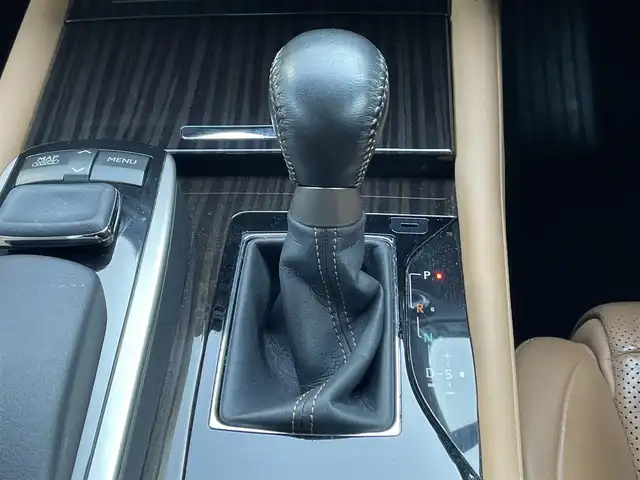 レクサス ＧＳ 450h バージョンL 愛知県 2014(平26)年 7.5万km ソニックチタニウム ・レクサス純正メモリーナビ/・フルセグテレビ/・CD/DVD/Blu-ray再生機能/・ミュージックサーバー(SD録音)/・Bluetooth/AUX/USB接続機能/・バックカメラ/・DSRC（旧ETC2.0）/・本革シート/・パワーシート（運転席・運転席）/・シートヒーター（運転席・運転席）/・シートベンチレーション（運転席・運転席）/・オットマン（運転席・運転席）/・電動リアゲート/・純正フロアマット/・純正１８インチアルミホイール/・純正LEDヘッドライト/・オートライト/・コーナーセンサー/・ブラインドスポットモニター/・電動パーキングブレーキ/・ブレーキホールド/・MTモード付CVT/・パドルシフト