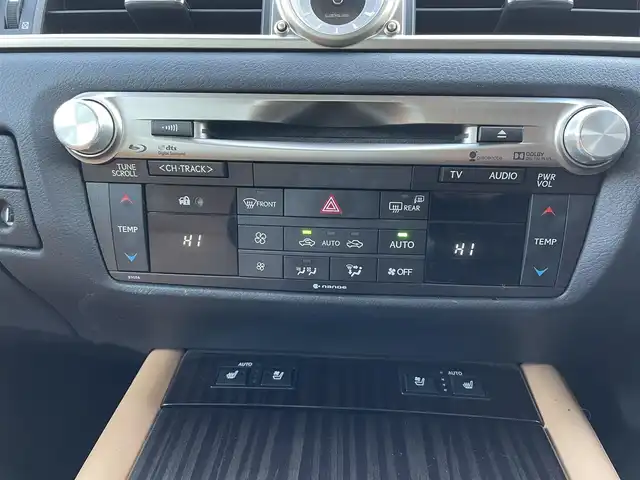 レクサス ＧＳ 450h バージョンL 愛知県 2014(平26)年 7.5万km ソニックチタニウム ・レクサス純正メモリーナビ/・フルセグテレビ/・CD/DVD/Blu-ray再生機能/・ミュージックサーバー(SD録音)/・Bluetooth/AUX/USB接続機能/・バックカメラ/・DSRC（旧ETC2.0）/・本革シート/・パワーシート（運転席・運転席）/・シートヒーター（運転席・運転席）/・シートベンチレーション（運転席・運転席）/・オットマン（運転席・運転席）/・電動リアゲート/・純正フロアマット/・純正１８インチアルミホイール/・純正LEDヘッドライト/・オートライト/・コーナーセンサー/・ブラインドスポットモニター/・電動パーキングブレーキ/・ブレーキホールド/・MTモード付CVT/・パドルシフト