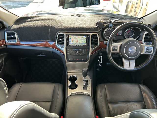 クライスラー・ジープ ジープ グランドチェロキー LTD 埼玉県 2013(平25)年 12.2万km ブリリアントブラッククリスタル リミテッドグレード/4WD/ブラックレザー/社外ナビ/フルセグ/寒冷地仕様/クルーズコントロール/Bluetooth/オートエアコン/全席シートヒーター/ステアリングヒーター/シートメモリー/盗難防止装置/純正18インチアルミホイール/ダウンヒルアシストコントロール/ルーフレール有/純正フロアマット/ETC