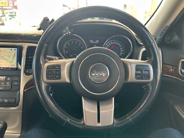 クライスラー・ジープ ジープ グランドチェロキー LTD 埼玉県 2013(平25)年 12.2万km ブリリアントブラッククリスタル リミテッドグレード/4WD/ブラックレザー/社外ナビ/フルセグ/寒冷地仕様/クルーズコントロール/Bluetooth/オートエアコン/全席シートヒーター/ステアリングヒーター/シートメモリー/盗難防止装置/純正18インチアルミホイール/ダウンヒルアシストコントロール/ルーフレール有/純正フロアマット/ETC